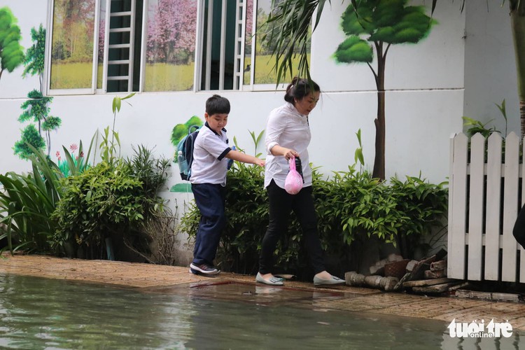 high tides cause disorder to daily lives of residents throughout hcm city hinh 11