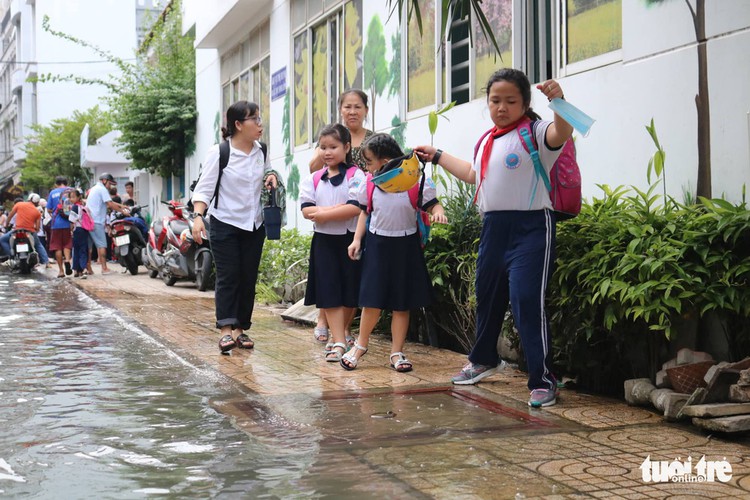 high tides cause disorder to daily lives of residents throughout hcm city hinh 12