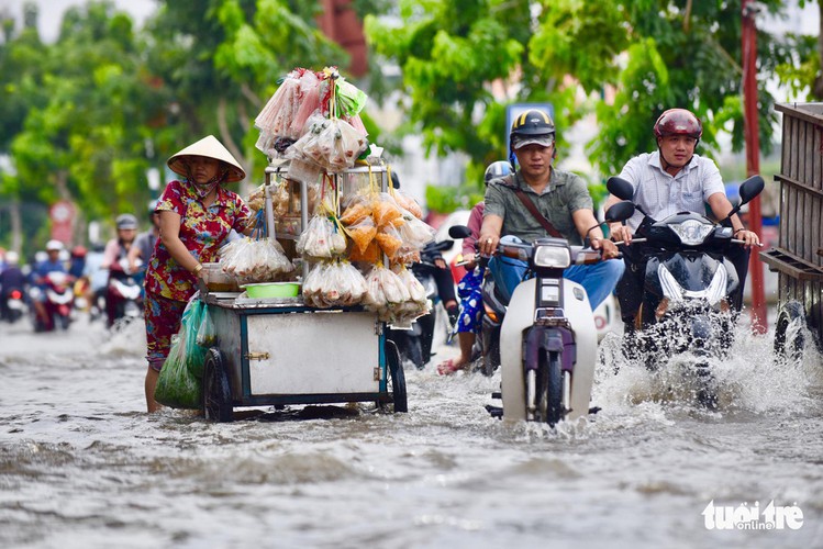 high tides cause disorder to daily lives of residents throughout hcm city hinh 1