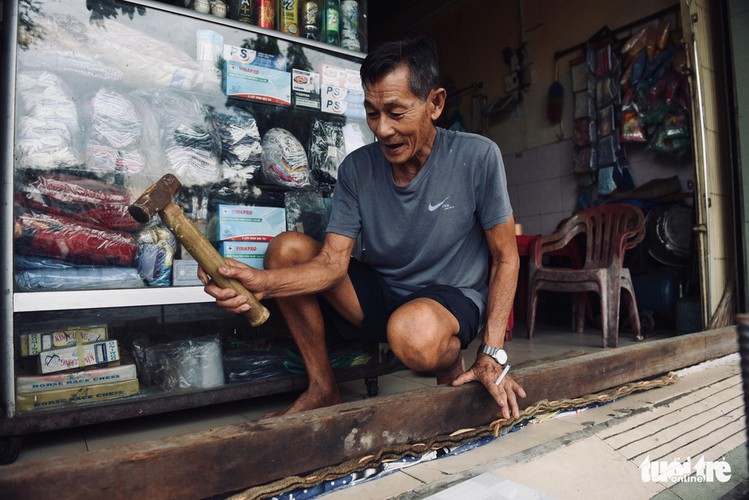 high tides cause disorder to daily lives of residents throughout hcm city hinh 2