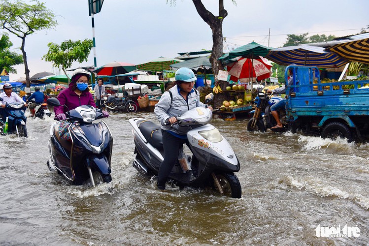 high tides cause disorder to daily lives of residents throughout hcm city hinh 3