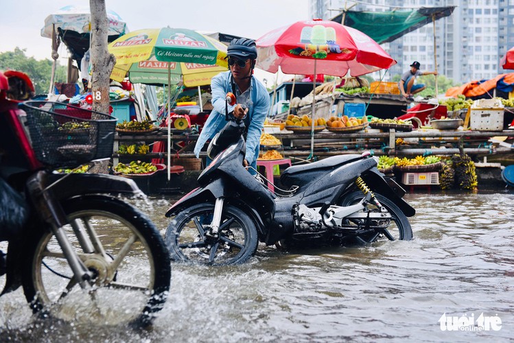 high tides cause disorder to daily lives of residents throughout hcm city hinh 4