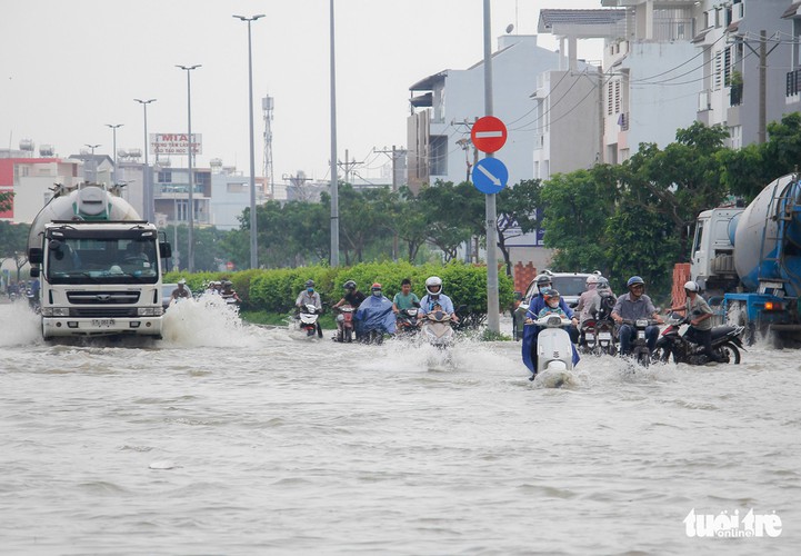 high tides cause disorder to daily lives of residents throughout hcm city hinh 5