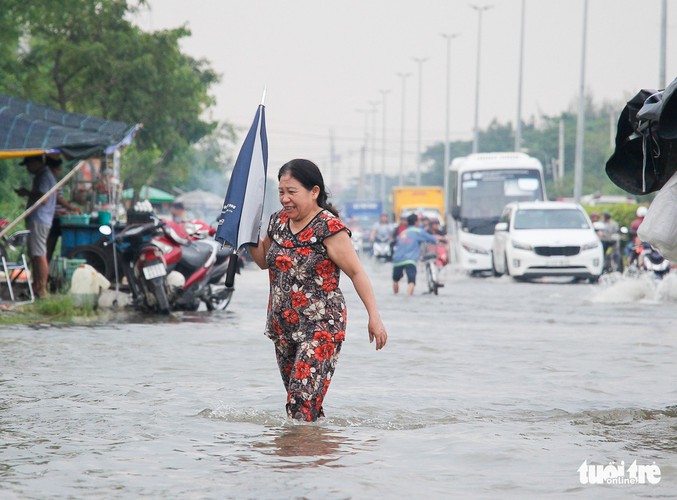 high tides cause disorder to daily lives of residents throughout hcm city hinh 6