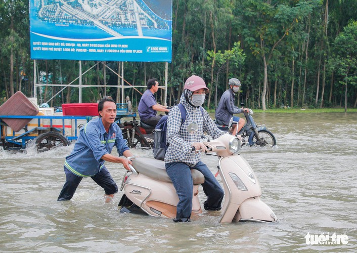 high tides cause disorder to daily lives of residents throughout hcm city hinh 7