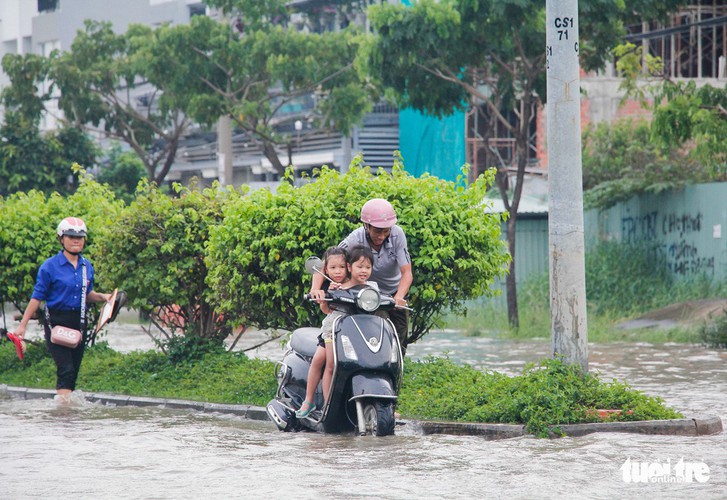 high tides cause disorder to daily lives of residents throughout hcm city hinh 8