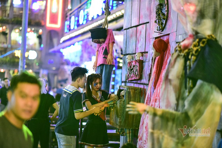 bui vien walking street bustles with visitors for halloween celebrations hinh 10