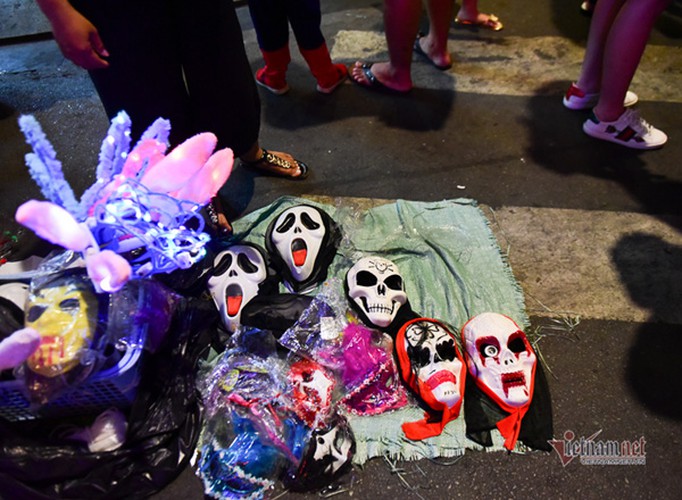 bui vien walking street bustles with visitors for halloween celebrations hinh 11