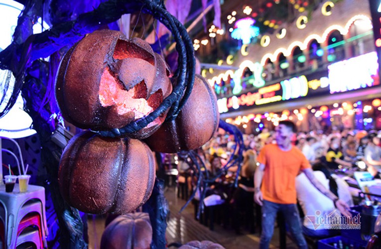 bui vien walking street bustles with visitors for halloween celebrations hinh 13