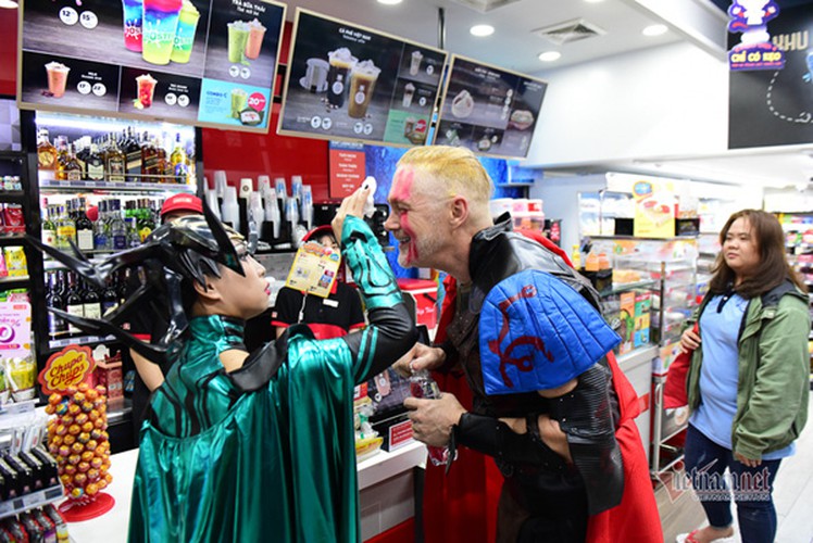 bui vien walking street bustles with visitors for halloween celebrations hinh 14