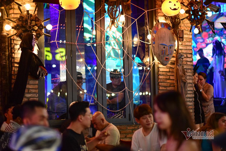 bui vien walking street bustles with visitors for halloween celebrations hinh 15