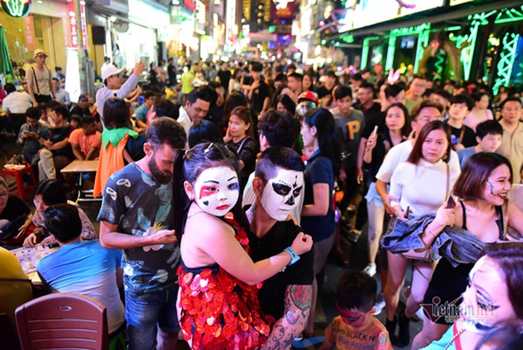 bui vien walking street bustles with visitors for halloween celebrations hinh 16
