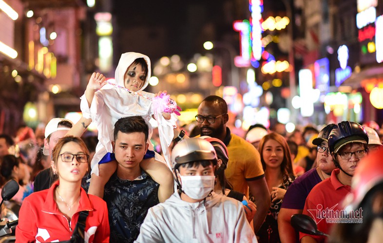 bui vien walking street bustles with visitors for halloween celebrations hinh 1