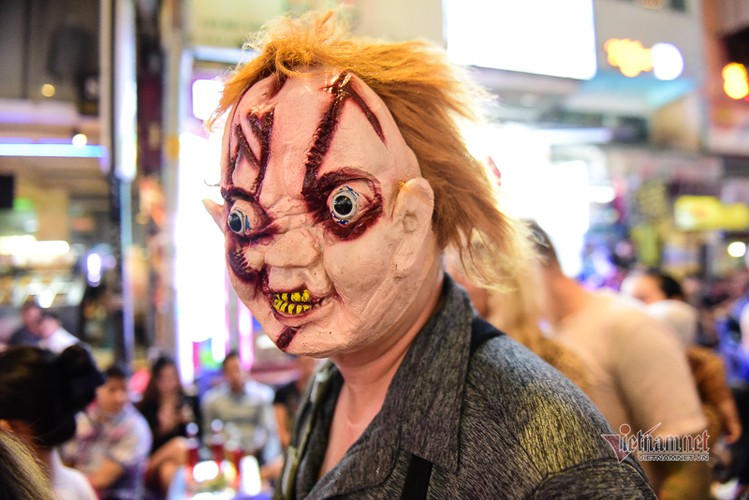 bui vien walking street bustles with visitors for halloween celebrations hinh 2