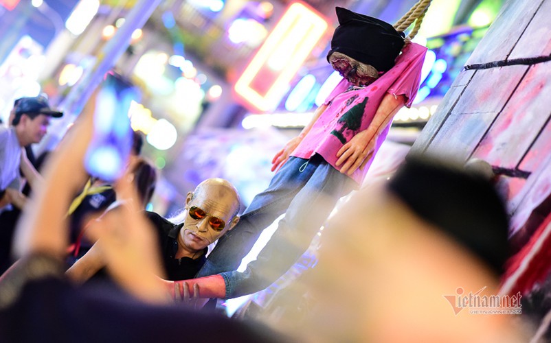 bui vien walking street bustles with visitors for halloween celebrations hinh 3