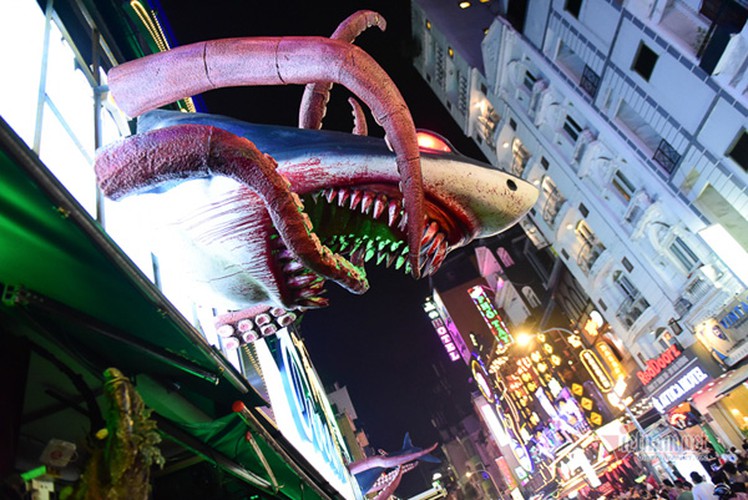 bui vien walking street bustles with visitors for halloween celebrations hinh 4