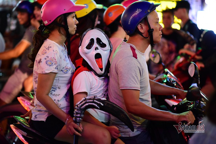 bui vien walking street bustles with visitors for halloween celebrations hinh 5