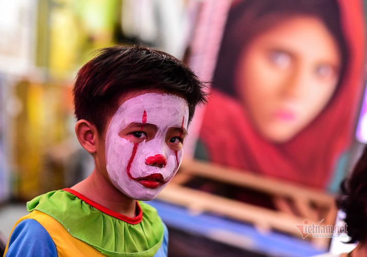 bui vien walking street bustles with visitors for halloween celebrations hinh 6