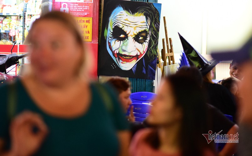 bui vien walking street bustles with visitors for halloween celebrations hinh 7