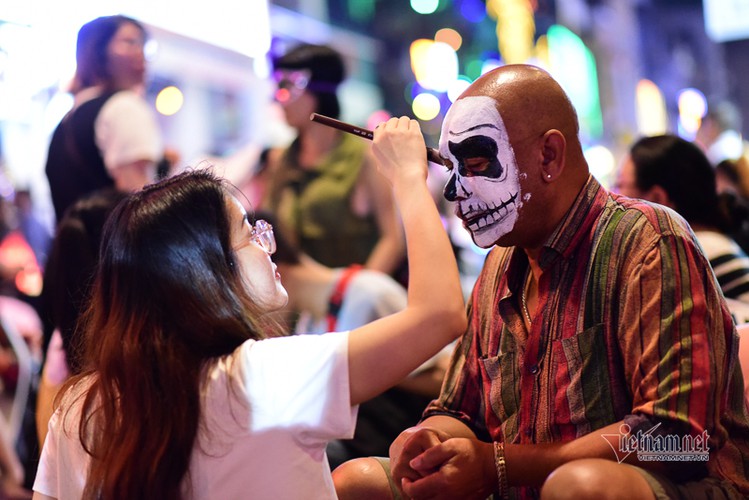 bui vien walking street bustles with visitors for halloween celebrations hinh 9