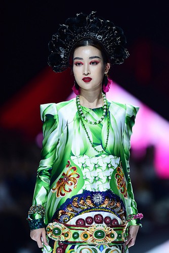 stunning designs by thuy nguyen unveiled at vietnam international fashion week hinh 2