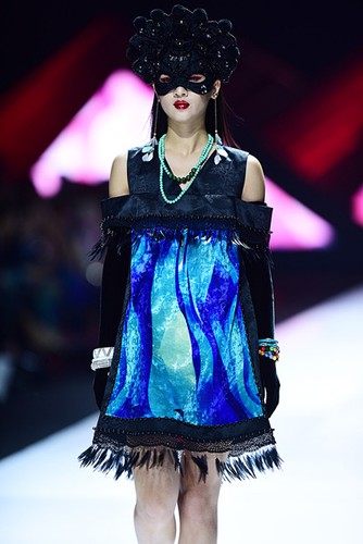 stunning designs by thuy nguyen unveiled at vietnam international fashion week hinh 5