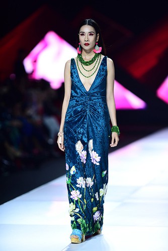 stunning designs by thuy nguyen unveiled at vietnam international fashion week hinh 6