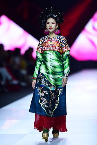 stunning designs by thuy nguyen unveiled at vietnam international fashion week hinh 7