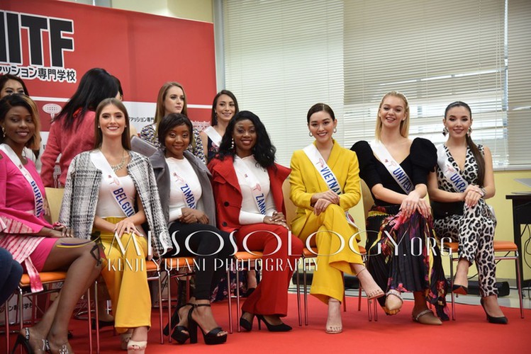 miss international vietnam teaches japanese students how to model on stage hinh 1