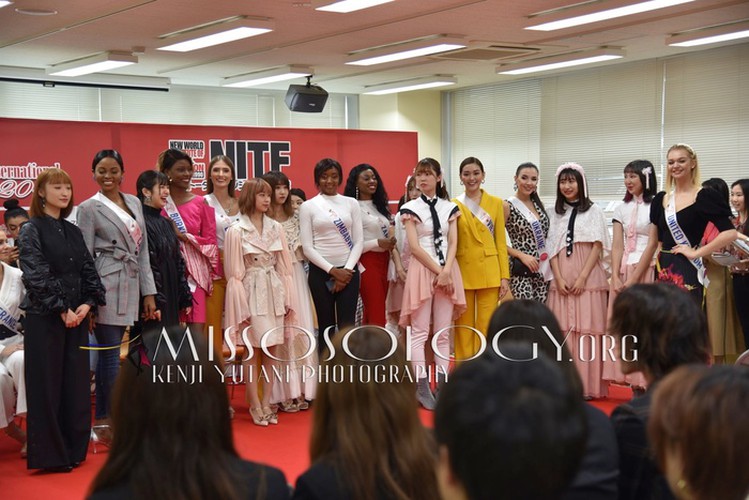 miss international vietnam teaches japanese students how to model on stage hinh 2
