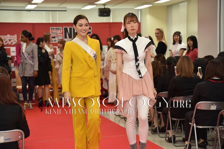 miss international vietnam teaches japanese students how to model on stage hinh 4