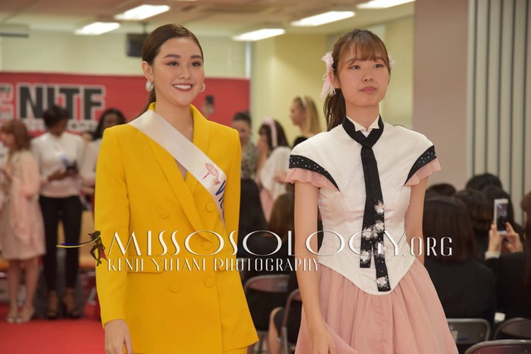 miss international vietnam teaches japanese students how to model on stage hinh 5