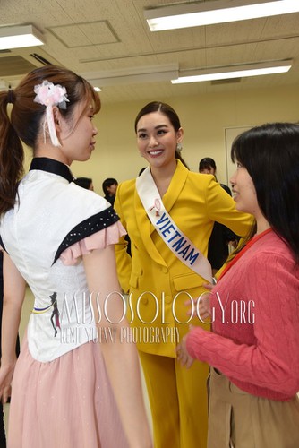 miss international vietnam teaches japanese students how to model on stage hinh 8
