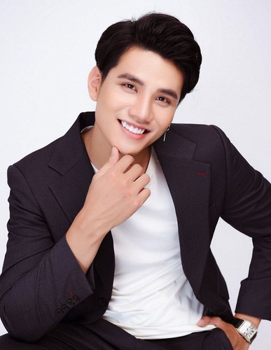 van tuan wins mister grand international 2019 crown hinh 3