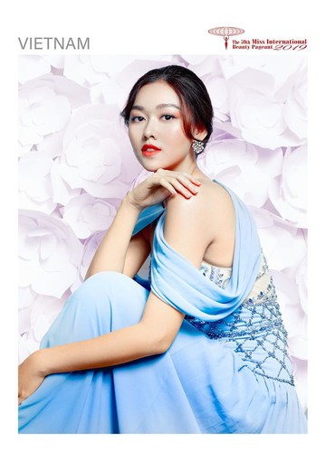 tuong san shines during glam shot segment at miss international pageant hinh 1