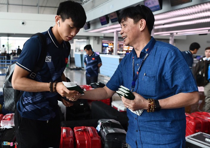 vietnam’s u22s depart from hcm city for sea games 30 hinh 1