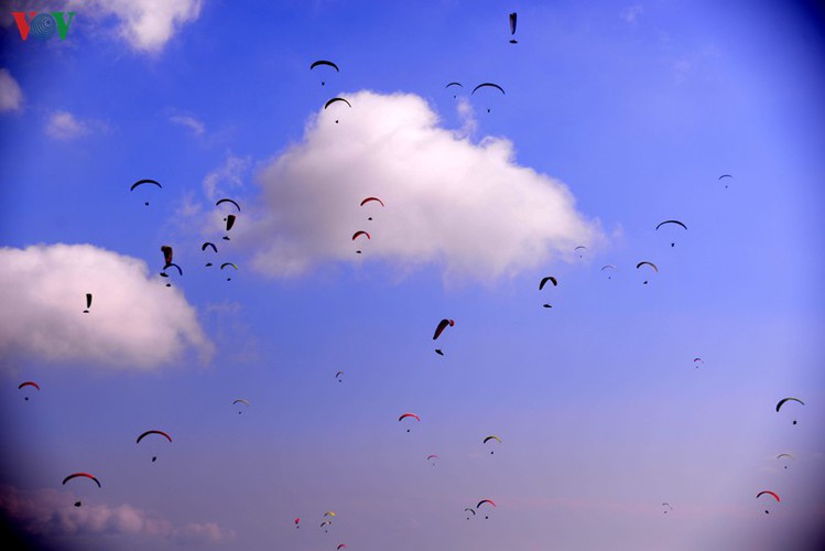 putaleng international paragliding competition concludes in lai chau hinh 1