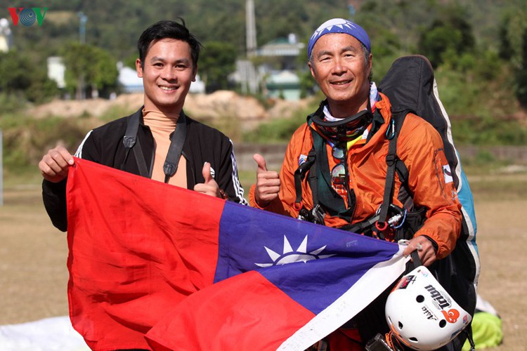 putaleng international paragliding competition concludes in lai chau hinh 6