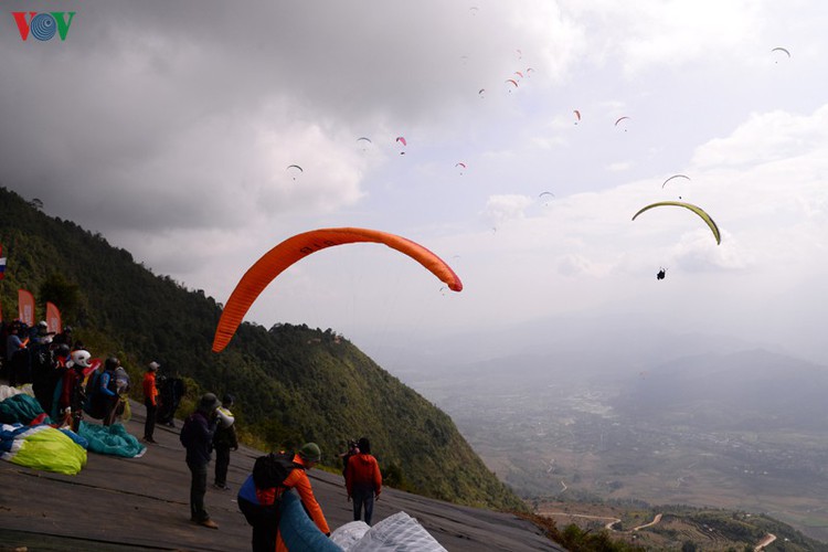 putaleng international paragliding competition concludes in lai chau hinh 8