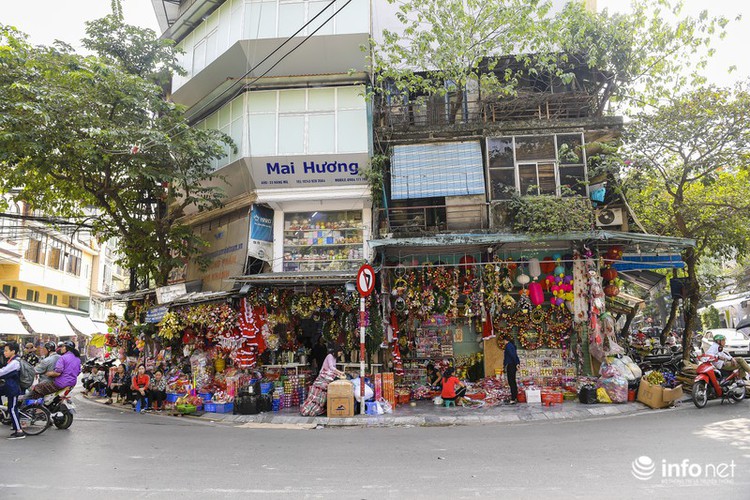 pre-christmas hustle and bustle hits hang ma street hinh 10