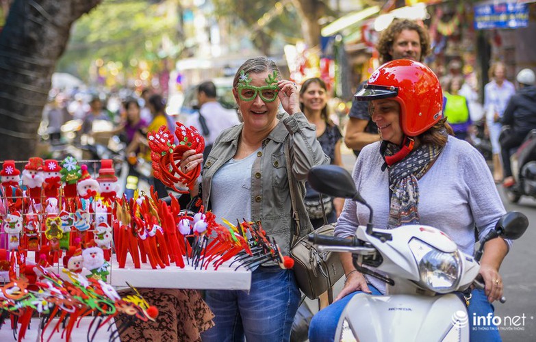 pre-christmas hustle and bustle hits hang ma street hinh 11