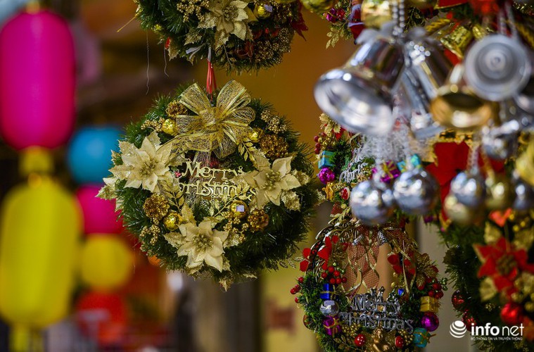 pre-christmas hustle and bustle hits hang ma street hinh 15