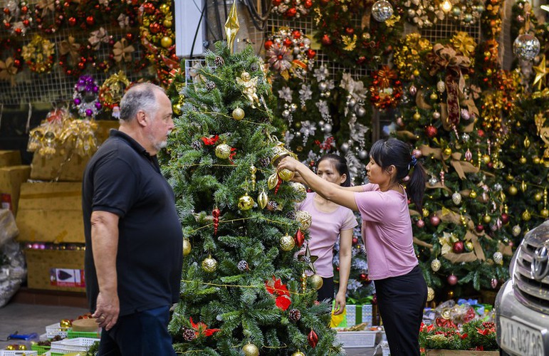 pre-christmas hustle and bustle hits hang ma street hinh 16