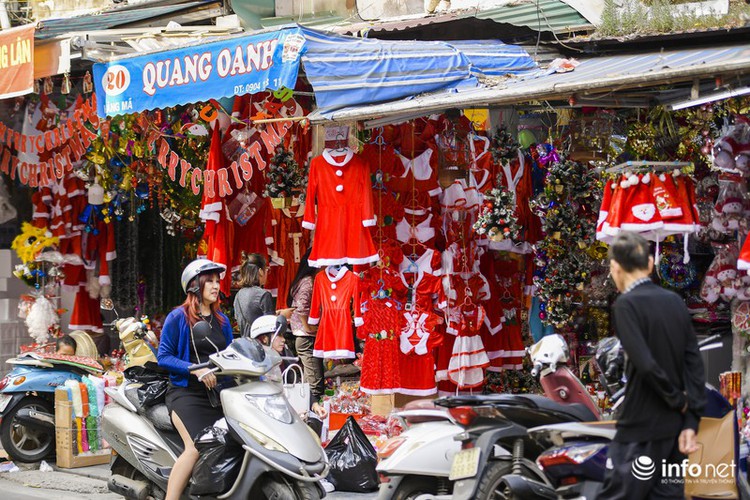 pre-christmas hustle and bustle hits hang ma street hinh 17