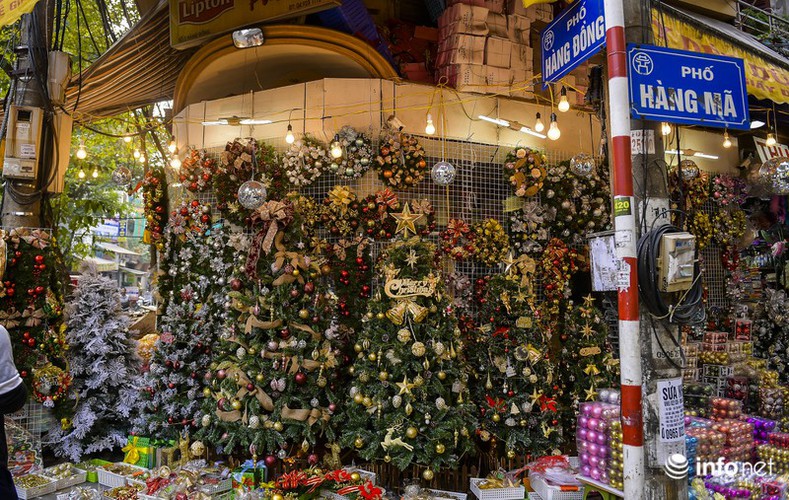 pre-christmas hustle and bustle hits hang ma street hinh 1