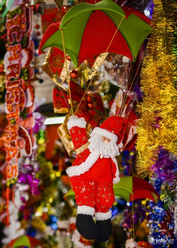 pre-christmas hustle and bustle hits hang ma street hinh 3