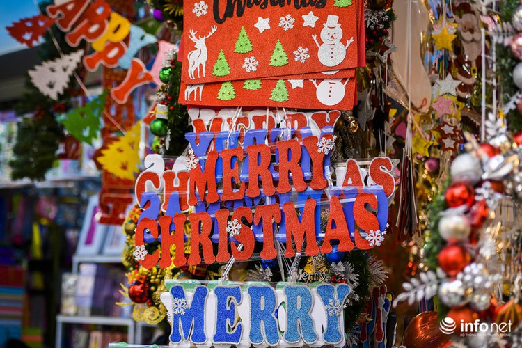 pre-christmas hustle and bustle hits hang ma street hinh 4