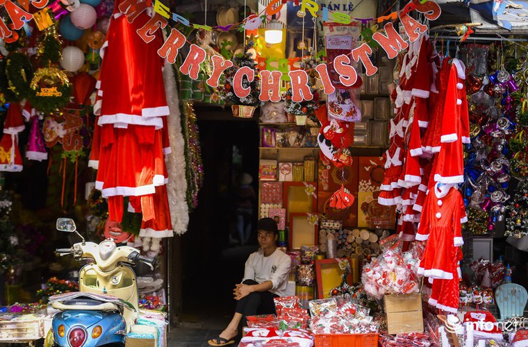 pre-christmas hustle and bustle hits hang ma street hinh 5