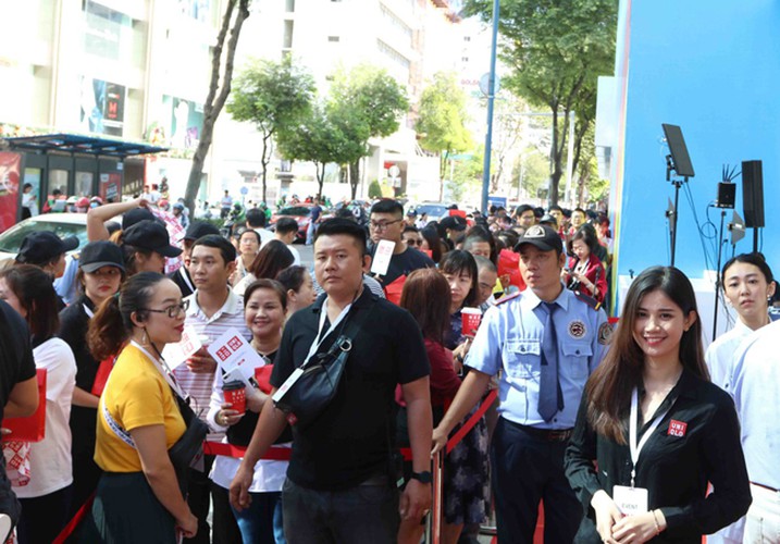 crowds out in force for launch of first uniqlo store in downtown hcm city hinh 11