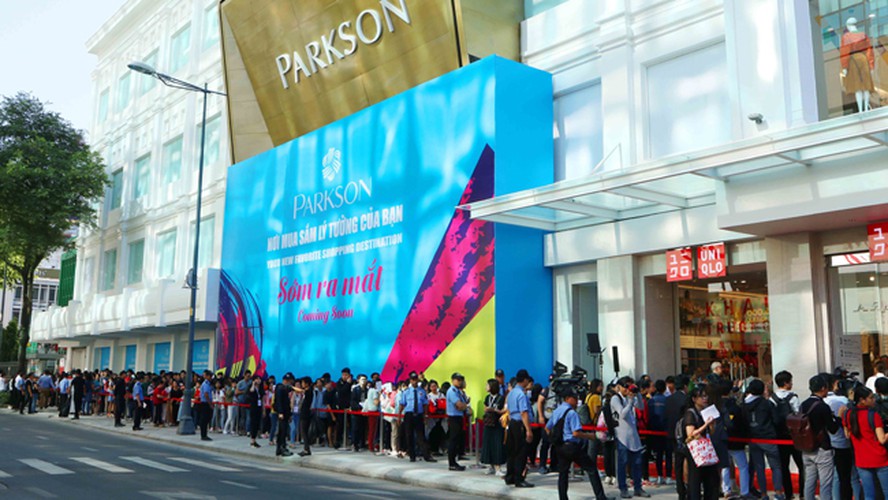 crowds out in force for launch of first uniqlo store in downtown hcm city hinh 1